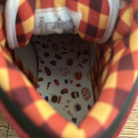 Air Jordan 1 Mid SE. Big Kids Size 4 - Picture 4 of 8